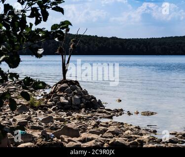 Albero secco sulla riva rocciosa del lago. Foto scattata sulle rive del lago Uvilda, regione di Chelyabinsk, Russia. Foto Stock