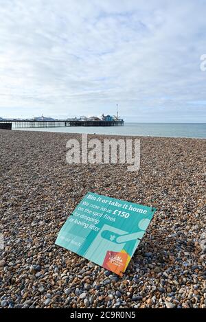 Brighton UK 2 agosto 2020 - un segno che chiede alla gente di togliere la loro figliata dalla spiaggia di Brighton durante un altro fine settimana caldo quando le migliaia della gente scesero sulla città di mare: Credit Simon Dack / Alamy Live News Foto Stock