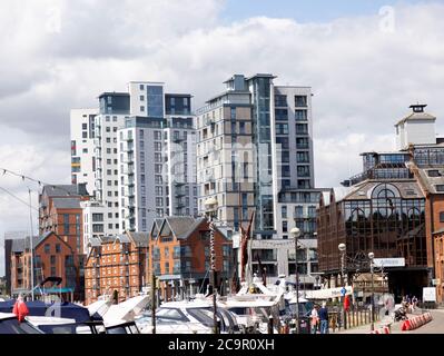 Il blocco di appartamenti Wine rack ha completato i nuovi edifici di fronte al mare del paesaggio urbano, Wet Dock, Ipswich, Suffolk, Inghilterra, UK Luglio 2020 Foto Stock