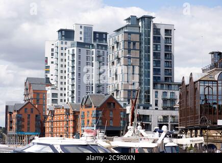 Il blocco di appartamenti Wine rack ha completato i nuovi edifici di fronte al mare del paesaggio urbano, Wet Dock, Ipswich, Suffolk, Inghilterra, UK Luglio 2020 Foto Stock