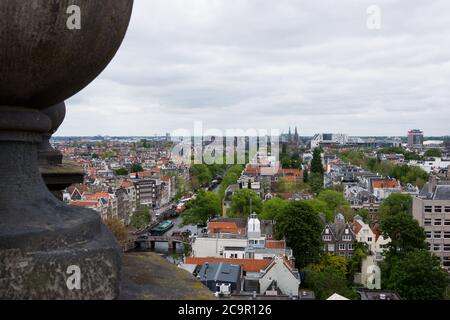 Vista del paesaggio urbano e dello skyline di Amsterdam dalla torre della chiesa di Westerkerk, Amsterdam, Paesi Bassi Foto Stock