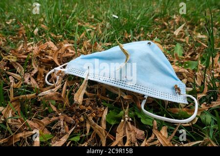 29 luglio 2020, Brandeburgo, Fürstenberg/Havel: Una maschera di bocca si trova su un prato in un parco. Foto: Jens Kalaene/dpa-Zentralbild/ZB Foto Stock