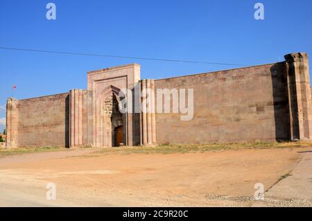 Sultanhani Caravanserai si trova nel quartiere di Bunyan. Caravanserai fu costruita tra il 1232-1236 durante il periodo seljuk anatolico. Kayseri. Foto Stock