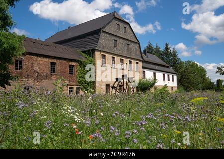 BAD SOBERNHEIM, GERMANIA - 27 GIUGNO 2020: Immagine panoramica del vecchio mulino ad acqua di Bad Sobernheim il 27 giugno 2020 in Germania Foto Stock