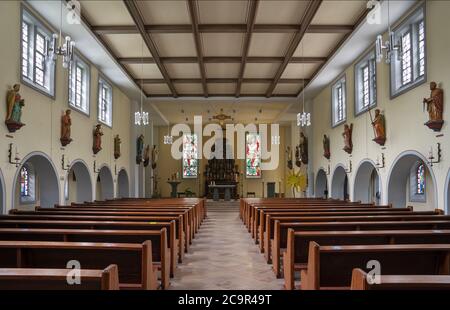 SCHMALLENBERG, GERMANIA - 8 GIUGNO 2020: Vista attraverso la navata principale della chiesa parrocchiale di San Blasius l'8 giugno 2020 a Schmallenberg, Germania Foto Stock