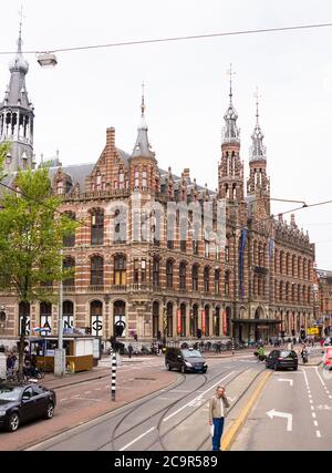 Magna Plaza o Maxima Plaza, Amsterdam, Paesi Bassi, con molti turisti, acquirenti e traffico intenso Foto Stock