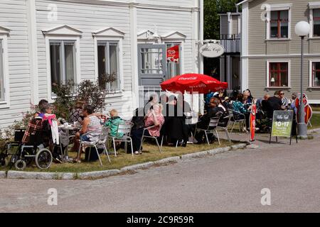 Gammelstad, Svezia - 16 giugno 2018: Posti a sedere all'aperto presso l'Ullas Cafe. Foto Stock