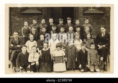Cartolina dei primi anni '900 dei bambini della scuola infanti/classe junior fuori della scuola di St Andrew's Homer Street, Manchester, Inghilterra, U..K, 1925 Foto Stock