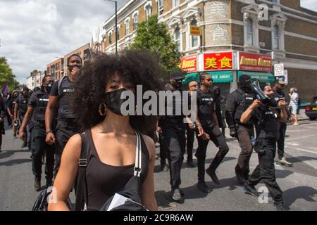 Centinaia di persone si uniscono alla celebrazione del giorno dell'emancipazione di Afrikan a Windrush Square, Brixton. Poiché le strade sono state temporaneamente bloccate fa parte del 'Lockdown Brixton'. Foto Stock