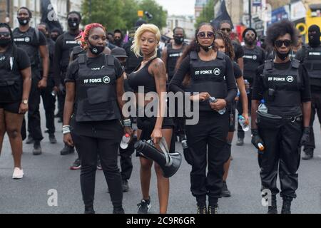 Imarn Ayton guida un esercito di manifestanti per unirsi alla celebrazione del giorno dell'emancipazione di Afrikan in Windrush Square, Brixton. Poiché le strade sono state temporaneamente bloccate fa parte del 'Lockdown Brixton'. Foto Stock