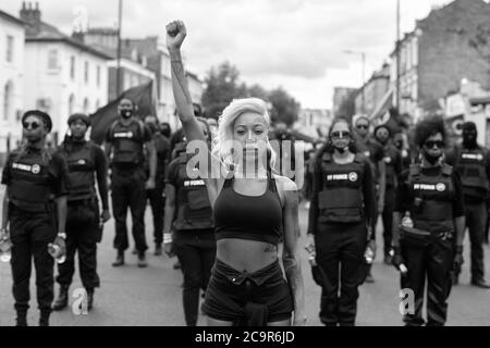 Imarn Ayton guida un esercito di manifestanti per unirsi alla celebrazione del giorno dell'emancipazione di Afrikan in Windrush Square, Brixton. Poiché le strade sono state temporaneamente bloccate fa parte del 'Lockdown Brixton'. Foto Stock