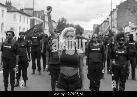 Imarn Ayton guida un esercito di manifestanti per unirsi alla celebrazione del giorno dell'emancipazione di Afrikan in Windrush Square, Brixton. Poiché le strade sono state temporaneamente bloccate fa parte del 'Lockdown Brixton'. Foto Stock