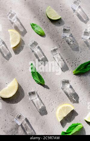 Vista dall'alto di foglie fresche di menta disposte su un tavolo con cubetti di ghiaccio in un moderno studio Foto Stock