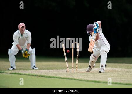 Marnhull CC 2nd XI contro Puddletown CC 2nd XI Marnhull, Dorset, Inghilterra. Marnhull battman si è piegato fuori. Credito obbligatorio: Nick Walker/Sport Picture L Foto Stock