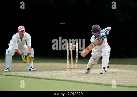 Marnhull CC 2nd XI contro Puddletown CC 2nd XI Marnhull, Dorset, Inghilterra. Marnhull battman si è piegato fuori. Credito obbligatorio: Nick Walker/Sport Picture L Foto Stock