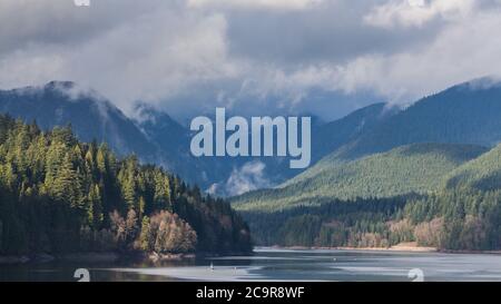 Una vista panoramica del lago artificiale di Cleveland Dam circondato da montagne, Vancouver Nord, Canada Foto Stock