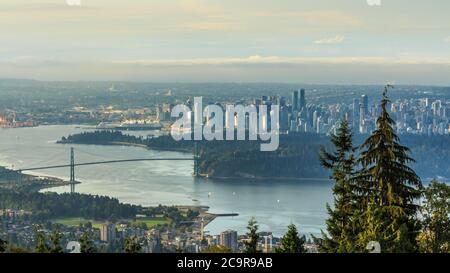 Vista aerea della città di Vancouver guardando il Ponte Lions gate e centro di Vancouver durante l'alba dal Punto di osservazione della montagna Cypress Foto Stock