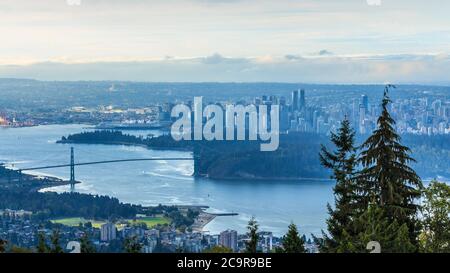 Vista aerea della città di Vancouver guardando il Ponte Lions gate e centro di Vancouver durante l'alba dal Punto di osservazione della montagna Cypress Foto Stock