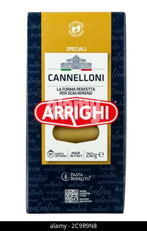 Ucraina, Kiev - Luglio 06. 2020: Arrighi crudo cannelloni in una scatola di carta isolata su sfondo bianco. Confezionamento isolato per catalogo. Il file contiene cli Foto Stock