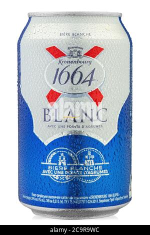 Ucraina, Kiev - Giugno 22. 2020: Lattina di alluminio birra Kronenbourg 1664 Bianco su sfondo bianco. Gocce d'acqua. Il file contiene il percorso di ritaglio. Foto Stock