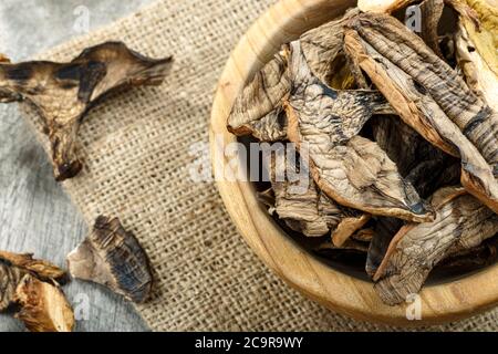 Funghi secchi, su un tavolo di legno. Foto Stock