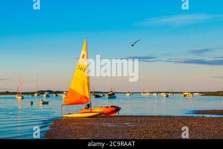 Le barche si trovano sulla spiaggia al tramonto. Foto Stock