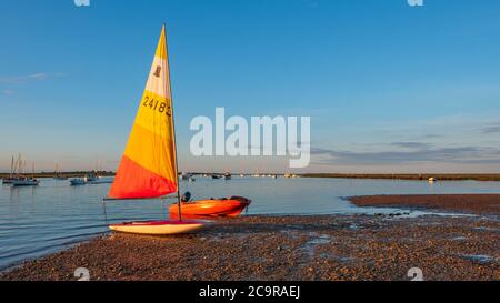 Le barche si trovano sulla spiaggia al tramonto. Foto Stock