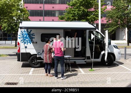 Kiel, 1. 2020 agosto - Heute wurden drei mobile Teststationen in Schleswig-Holstein für Reiserückkehrer aus Risikogebieten zur Abgabe einer Testung auf Foto Stock