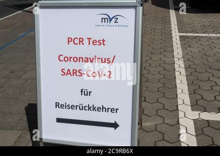 Kiel, 1. 2020 agosto - Heute wurden drei mobile Teststationen in Schleswig-Holstein für Reiserückkehrer aus Risikogebieten zur Abgabe einer Testung auf Foto Stock