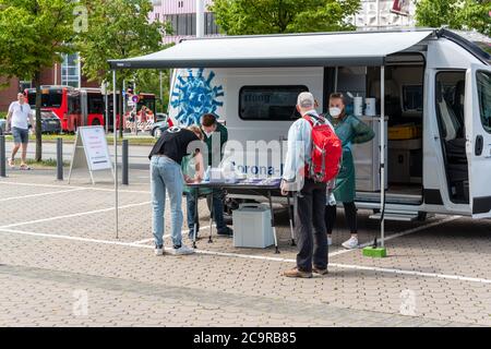 Kiel, 1. 2020 agosto - Heute wurden drei mobile Teststationen in Schleswig-Holstein für Reiserückkehrer aus Risikogebieten zur Abgabe einer Testung auf Foto Stock