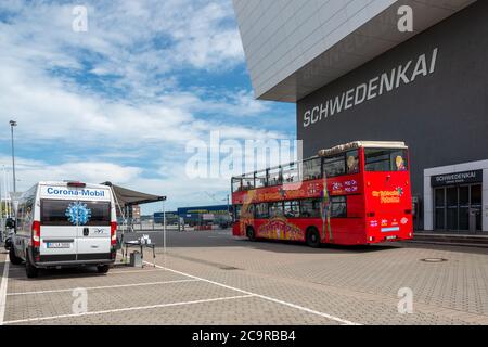 Kiel, 1. 2020 agosto - Heute wurden drei mobile Teststationen in Schleswig-Holstein für Reiserückkehrer aus Risikogebieten zur Abgabe einer Testung auf Foto Stock