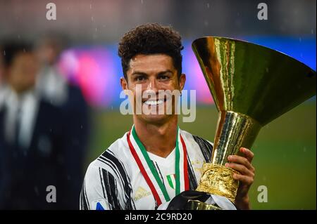 Cristiano Ronaldo dos Santos Aveiro (Juventus) con Trofeo durante la partita italiana 'serie A' tra Juventus 1-3 Roma allo stadio Allianz il 01 agosto 2020 a Torino. Credit: Maurizio Borsari/AFLO/Alamy Live News Foto Stock