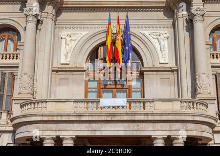 Balcone del municipio di Valencia con bandiere spagnole, catalane e dell'Unione europea Foto Stock