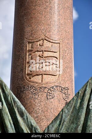 Una vista dello stemma Hastings sul Boer War Memorial, per i militari locali uccisi nella guerra del 1899-1902, ad Hastings, Sussex, Inghilterra, Regno Unito. Foto Stock