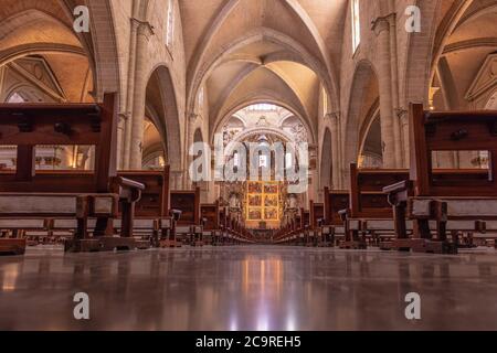 VALENCIA, SPAGNA - 15 LUGLIO 2020: Decorazione degli interni della cattedrale gotica di valencia Foto Stock