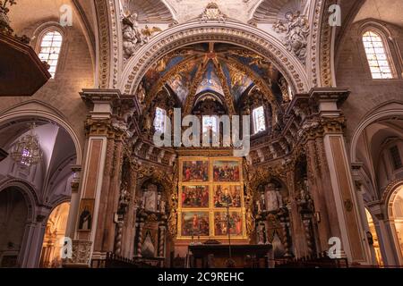 VALENCIA, SPAGNA - 15 LUGLIO 2020: Decorazione degli interni della cattedrale gotica di valencia Foto Stock