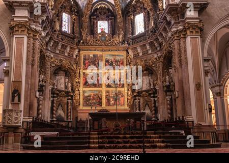 VALENCIA, SPAGNA - 15 LUGLIO 2020: Decorazione degli interni della cattedrale gotica di valencia Foto Stock