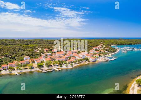 Città di Veli Rat su Dugi Otok isola sul mare Adriatico in Croazia, vista aerea dal drone, bella stagcape Foto Stock