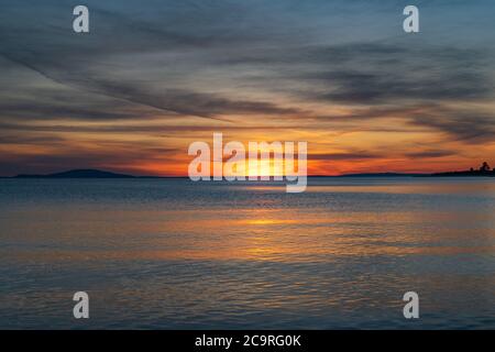 Croazia, isola di Pag, bellissimo tramonto spettacolare sull'orizzonte del mare Adriatico, cielo rosso Foto Stock