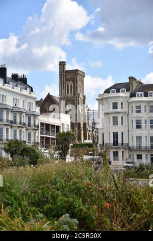 Una vista della Chiesa greco-ortodossa di Santa Maria Maddalena da Warrior Square Gardens a St. Leonards, Sussex, Inghilterra, Regno Unito. Foto Stock