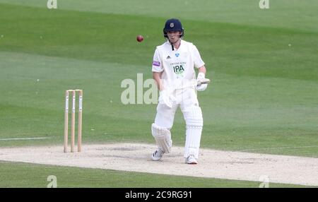 Hove, Regno Unito. 02 agosto 2020. Harry dell'Hampshire è venuto battendo durante il giorno due del Trofeo Bob Willis fra Sussex e Hampshire al primo terreno della contea centrale. Credit: James Boardman/Alamy Live News Foto Stock