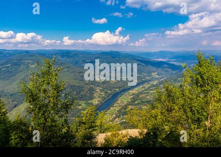 Vista panoramica dalla montagna Tara in Serbia, Europa sul fiume Drina e bella scena paesaggistica con nuvole e montagne Foto Stock