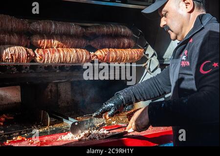 Istanbul, Turchia. 26 Dicembre 2018 kokoreç è un tradizionale Street food turco, fatto di piccolo e grande intestino e animelle e mangiato come un Foto Stock