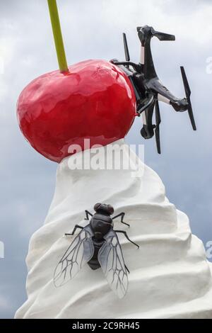 Londra, Regno Unito. 01 agosto 2020. Una vista ravvicinata della scultura che ha un gigantesco turbinio di panna montata, una ciliegia, una mosca e un drone che trasmette un'alimentazione dal vivo di Piazza Trafalgar. Una nuova opera d'arte dell'artista Heather Phillip intitolata 'THE END' è stata presentata sul quarto Plinth in Trafalgar Square di Londra. Credit: SOPA Images Limited/Alamy Live News Foto Stock