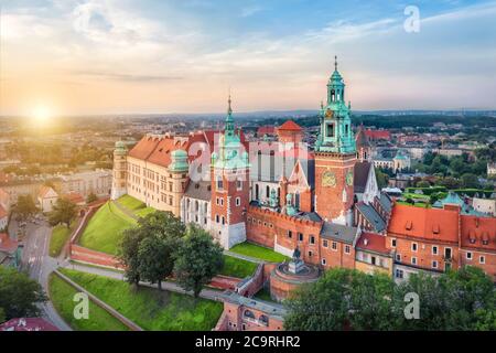 Cracovia, Polonia. Vista aerea della Torre dell'Orologio nel Castello reale di Wawel all'alba Foto Stock