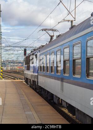 treno blu con locomotiva diesel su piattaforma vuota nella stazione ferroviaria di hradec kralove nella repubblica ceca Foto Stock