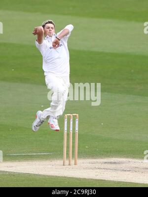 Hove, Regno Unito. 02 agosto 2020. Il bowling Henry Crocombe di Sussex durante il secondo giorno del Bob Willis Trophy tra Sussex e Hampshire al 1° terreno della contea centrale. Credit: James Boardman/Alamy Live News Foto Stock