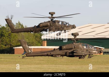 Coppia di aerei militari Apache AH1 attacca elicotteri sulla pista di Wattisham Airfield, Suffolk, Regno Unito. Foto Stock