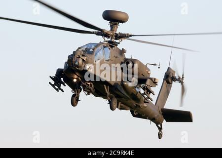 Esercito Air Corps Apache AH1 attacco elicottero su avvicinamento a terra a Wattisham Airfield, Suffolk. Foto Stock