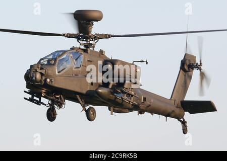 Esercito Air Corps Apache AH1 attacco elicottero su avvicinamento a terra a Wattisham Airfield, Suffolk. Foto Stock